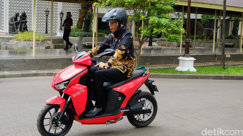 Foto: Presiden Jokowi menjajal motor listrik, Gesits. (Andhika-detikcom)