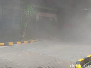 Asap Tebal Mengepul di Kementerian PPPA Asap Tebal Mengepul di Kementerian PPPA