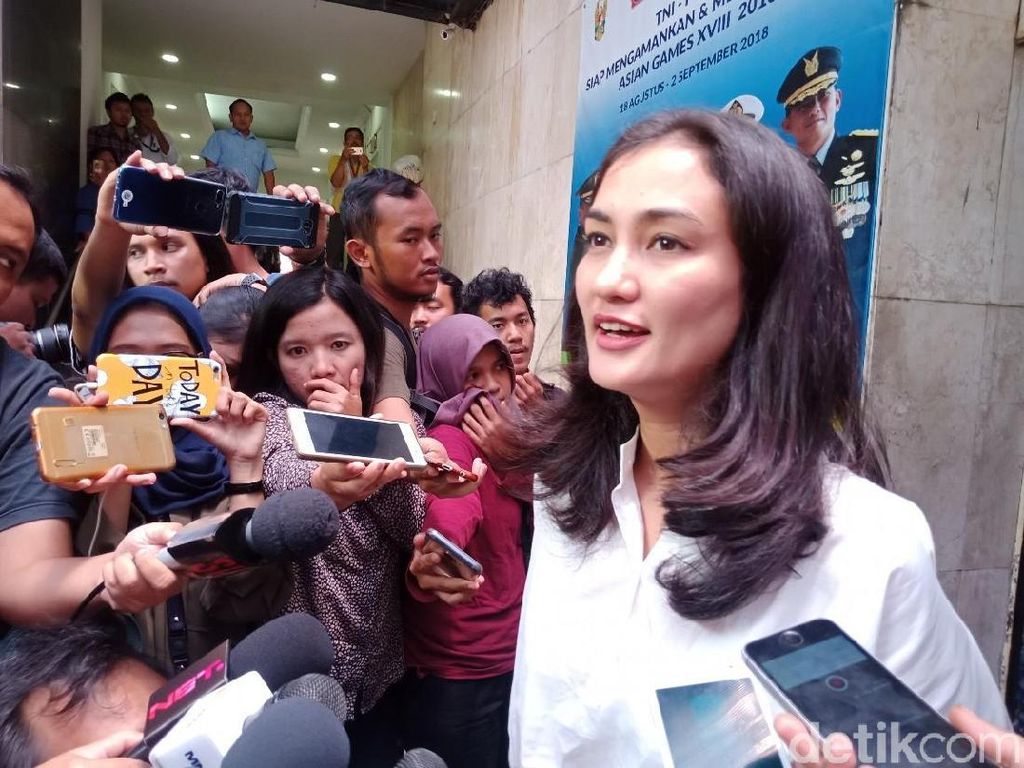 Atiqah Hasiholan Akui Ratna Sarumpaet Depresi Atiqah Hasiholan Akui Ratna Sarumpaet Depresi
