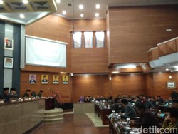 Video: Suasana Rapat DPRD Indramayu Bahas Pengunduran Diri Bupati