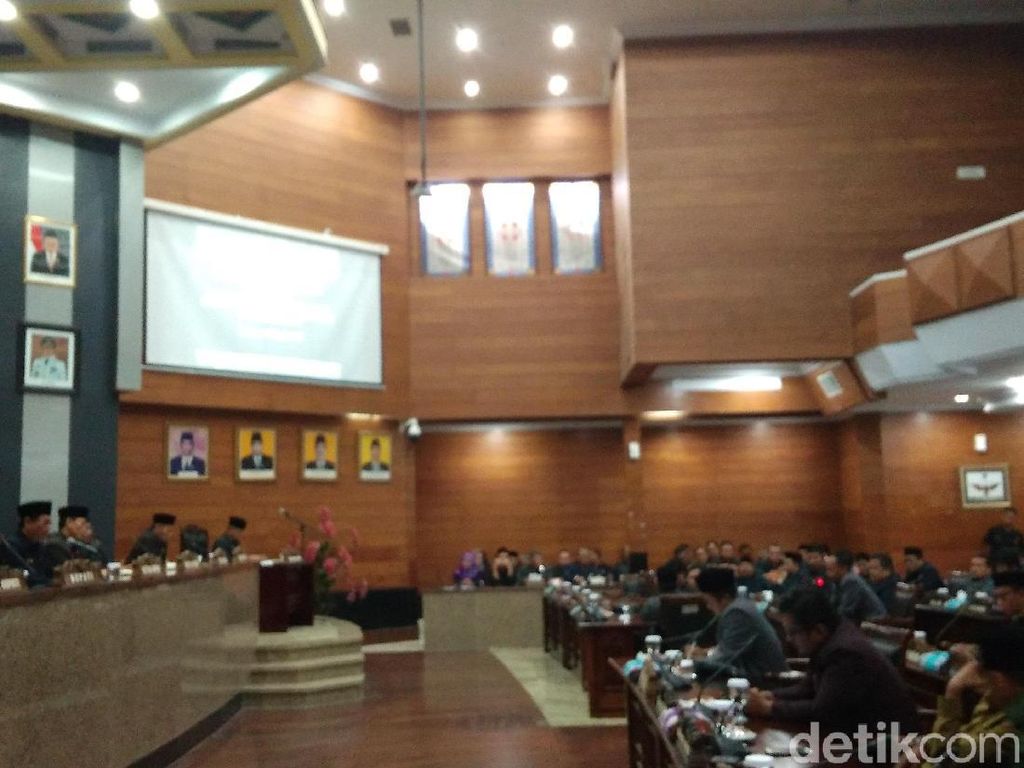 Video: Suasana Rapat DPRD Indramayu Bahas Pengunduran Diri Bupati Video: Suasana Rapat DPRD Indramayu Bahas Pengunduran Diri Bupati