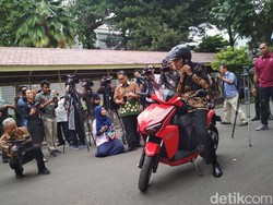 Jajal Motor Listrik Gesits di Istana, Jokowi: Bagus Banget!