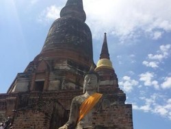 Mencari Berkah di Sumur dalam Stupa Raksasa Thailand