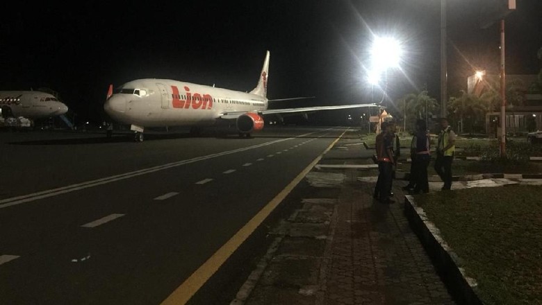 Cerita Lengkap Pesawat Lion Air Tabrak Tiang Lampu Cerita Lengkap Pesawat Lion Air Tabrak Tiang Lampu