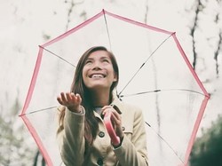 Mau Wajah Tetap Flawless di Musim Hujan? Begini Tips Praktisnya