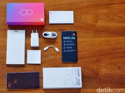 Unboxing Xiaomi Mi 8 Lite yang Berpenampilan Stylish