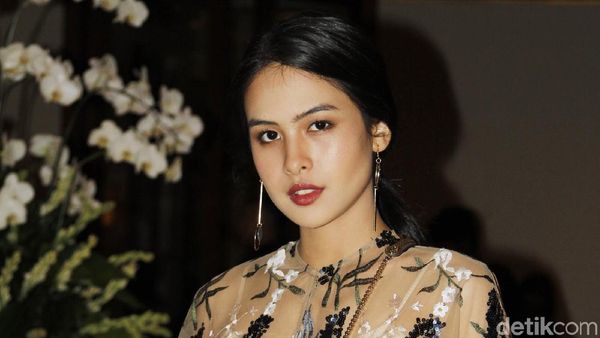 Foto: Adu Gaya Artis Indonesia di Fashion Show Biyan