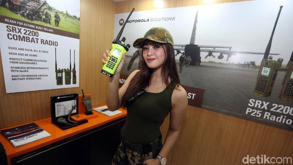 Aihh.. Ada Dara Cantik di Tengah Alat Tempur