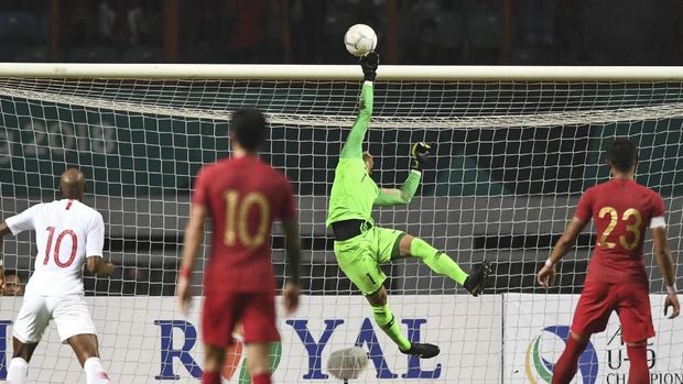 M Ridho (tengah) tidak lupa membawa perlengkapan salat saat bertugas bersama Timnas Indonesia.