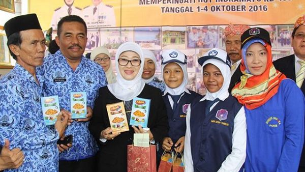 Bupati Indramayu Anna Sophanah dan Anak-anak dalam Satu Bingkai