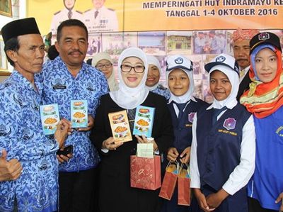 Bupati Indramayu Anna Sophanah dan Anak-anak dalam Satu Bingkai