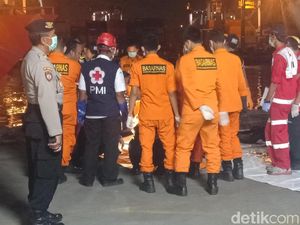 Hari Ke-10, Kapal Basarnas Bawa 1 Kantong Jenazah ke JICT