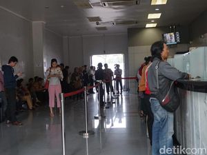 Demi Dolar AS yang Lagi Murah, Wanita Ini Harus Antre Berjam-jam