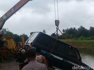 Ada Mobil Nyemplung Selokan Mataram Yogya