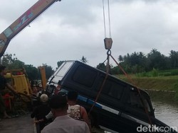 Ada Mobil Nyemplung Selokan Mataram Yogya