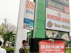 Belum Bayar Pajak, 30 Papan Reklame di Cempaka Putih Disegel