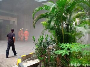 Petugas Berhasil Tangani Kebakaran di Basemen Kementerian PPPA Petugas Berhasil Tangani Kebakaran di Basemen Kementerian PPPA