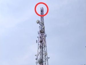 Seorang Pria di Malang Nekat Naik Tower Seluler 75 Meter Seorang Pria di Malang Nekat Naik Tower Seluler 75 Meter