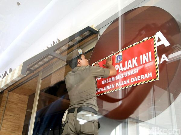 Reklame Barbershop Hingga Coffeshop Ditertibkan Satpol PP