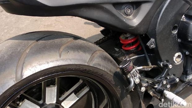 Munaroh, Yamaha R1 Modifikasi