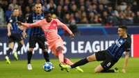 Barcelona mengancam di awal laga melalui sepakan Ousmane Dembele, namun bisa dinetralkan oleh Samir Handanovic. Pelan-pelan, Barcelona mengontrol pertandingan dan keluar dari tekanan Inter. (Foto: Stefano Rellandini/REUTERS)