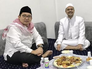 Momen Habib Rizieq Makan Nasi Kotak hingga Proses Isi Ulang Air Minum di India Momen Habib Rizieq Makan Nasi Kotak hingga Proses Isi Ulang Air Minum di India