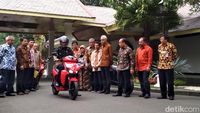 Gaya Jokowi Jajal Motor Listrik Buatan ITS