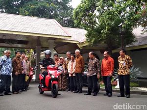 Gaya Jokowi Jajal Motor Listrik Buatan ITS Gaya Jokowi Jajal Motor Listrik Buatan ITS