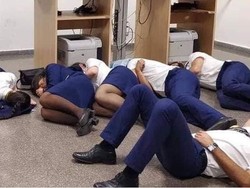 Ryanair Pecat Awak Kabin yang Tidur Semalaman di Lantai Bandara