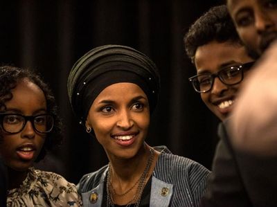Foto: Gaya Ilhan Omar, Hijabers Pertama yang Jadi Anggota Kongres AS