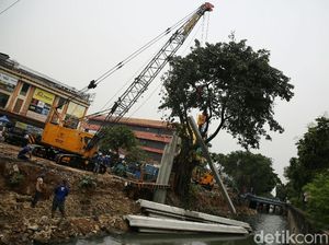 Potret Pemasangan Turap Kali Serong Rawasari