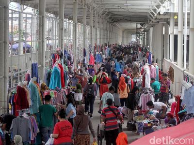 Kolong Skybridge Tanah Abang Kini Dipenuhi PKL