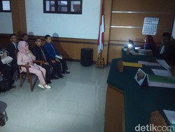 Regina Hadir di Sidang Cerai, di Mana Charly Van Houten?