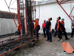 Bujuk Pria yang Nekat Panjat Tower di Malang, Ini yang Dilakukan Petugas