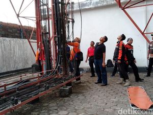Bujuk Pria yang Nekat Panjat Tower di Malang, Ini yang Dilakukan Petugas Bujuk Pria yang Nekat Panjat Tower di Malang, Ini yang Dilakukan Petugas