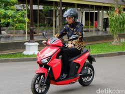 Belum Diluncurkan, Jokowi: Harga Motor Listrik Gesits Kompetitif