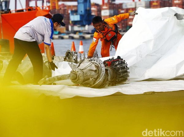 Potret Turbin Kedua Lion Air PK-LQP Dibawa ke Kantor KNKT