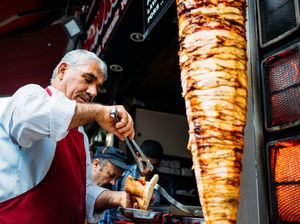 Anak Muda Dinilai Tak Sopan, Resto Fast Food Amerika Pilih Pekerjakan Manula