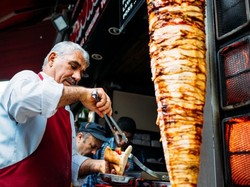 Anak Muda Dinilai Tak Sopan, Resto Fast Food Amerika Pilih Pekerjakan Manula