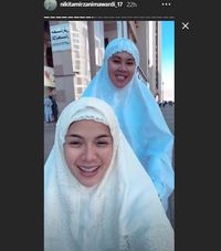 Nikita Mirzani pakai kursi roda saat umrah