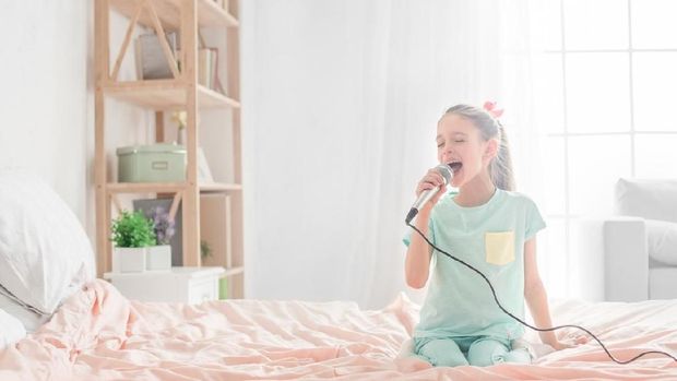 Ilustrasi anak menyanyikan lagu orang dewasa