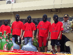 Video: Komplotan Ini Tepergok Racik Miras Oplosan di Kos