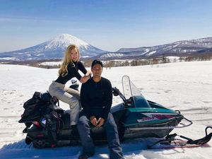 8 Foto Romantis Panji Trihatmodjo dan Varsha Strauss