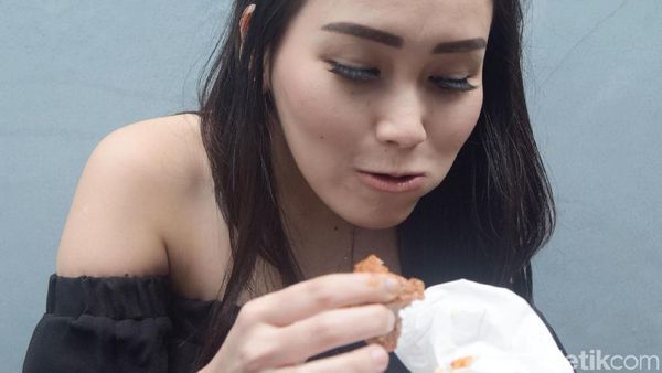 Ayu Ting Ting Lahap Banget Makannya