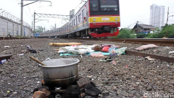 Kondisi Bantaran Rel Kereta Duri-Petamburan Kian Kumuh