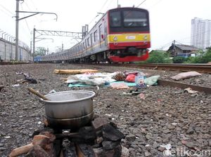 Kondisi Bantaran Rel Kereta Duri-Petamburan Kian Kumuh Kondisi Bantaran Rel Kereta Duri-Petamburan Kian Kumuh