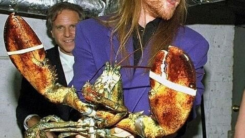 Ini Momen Seru Axl Rose  Saat Menikmati Makanan dan Minumannya Ini Momen Seru Axl Rose  Saat Menikmati Makanan dan Minumannya