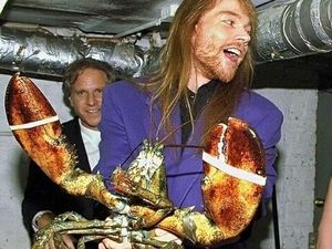 Ini Momen Seru Axl Rose  Saat Menikmati Makanan dan Minumannya