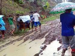 Jalan Rusak Tegalbuleud, Bidan Belum Datang Warga Sudah Melahirkan