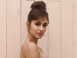 Aktris Bollywood Ini Jadi Kontroversi karena Pamer Bra Saat Pakai Saree